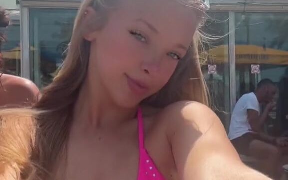 Julia Filippo Onlyfans shows off her topless on the beach!!!