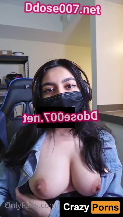 Youtuber Zara Dar shows off her big breasts while live streaming!!!