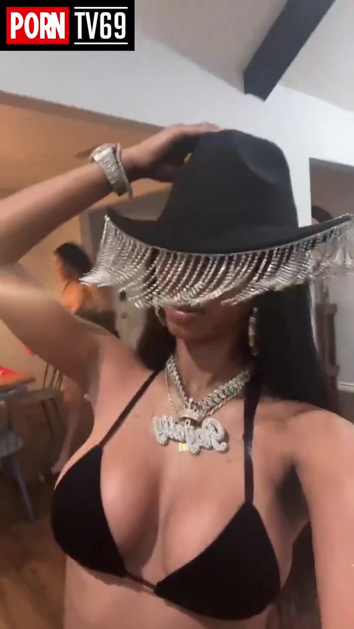 Royalty Onlyfans nude showing off her huge breasts!!!