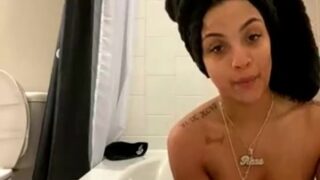 Mxrvssa Onlyfans Bathes Naked During Livestream