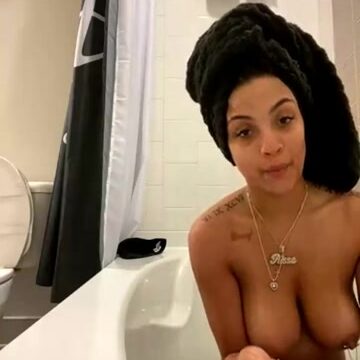 Mxrvssa Onlyfans Bathes Naked During Livestream