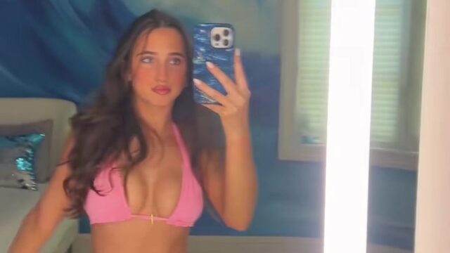 Harley Fowler Aka Harlyisbae – Showing Off Her Big Breasts